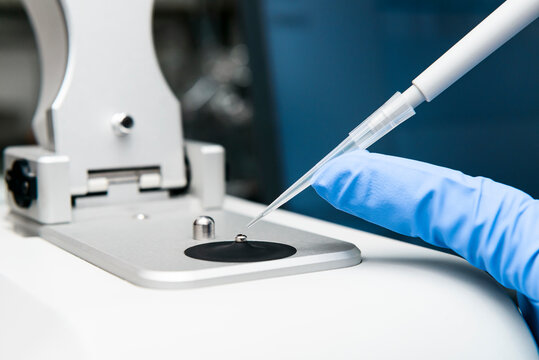 کیفیت DNA استخراج شده با نانو دراپ بررسی می شود